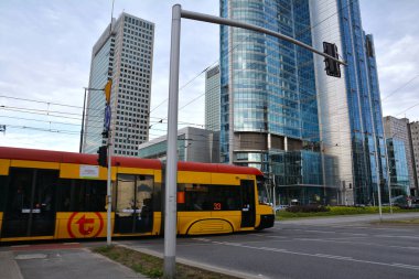Varşova, Polonya - 27 Haziran 2018. Mimari ve sokak ulaşım merkezi Varşova, Polonya'nın başkenti bina ile renkli cityscape 