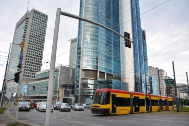Varşova, Polonya - 27 Haziran 2018. Mimari ve sokak ulaşım merkezi Varşova, Polonya'nın başkenti bina ile renkli cityscape 