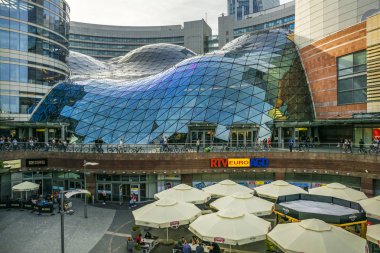 Varşova, Polonya - 27 Haziran 2018. Zlote Tarasy Alışveriş Merkezi ve alışveriş merkezi üst turist cazibe, Varşova, Polonya