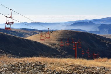 Milli Parkı Karpatlar Bucegi Dağları görülen Cota 2000, Sinaia Resort, Prahova İlçesi, Romanya. Sonbahar sezonu. Kırmızı sandalye teleferik ulaşım.