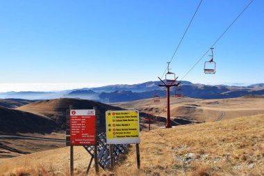 Cota 2000, Sinaia, Romanya - 8 Kasım 2018. Görülen Cota 2000, Sinaia Resort, Romanya Milli Parkı Karpatlar Bucegi Dağları. Sonbahar sezonu. Kırmızı sandalye teleferik ve Gösterge Panosu .