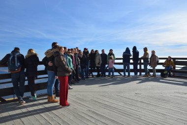 Cota 2000, Sinaia, Romanya - 8 Kasım 2018. Turist Cota 2000 cabana ve kablo teleferic istasyonunda bir sonbahar sabahı gün Bucegi Dağları, Sinaia resort, Romanya, Grup.