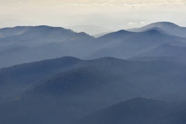 Sisli Bucegi Dağları Cota 2000'den Sinaia resort, Romanya görülen Karpatlar'ile huzurlu mavi doğa arka plan