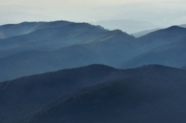 Sisli Bucegi Dağları Cota 2000'den Sinaia resort, Romanya görülen Karpatlar'ile huzurlu mavi doğa arka plan