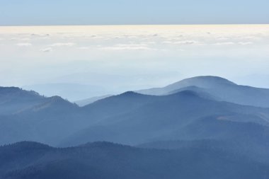 Sisli Bucegi Dağları Cota 2000'den Sinaia resort, Romanya görülen Karpatlar'ile huzurlu mavi doğa arka plan