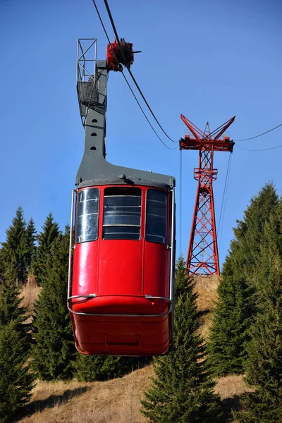 秋のシーズン シナヤ ルーマニア ブチェジ山脈の 2000 で赤いケーブル車輸送 — ストック写真