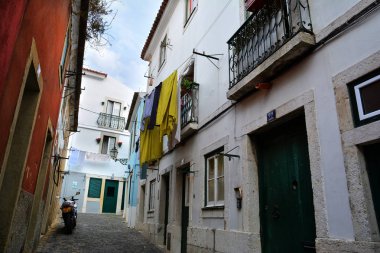 Lisbon, Portekiz - 1 Kasım 2017. Renkli sokak kesiminde Alfama Mahallesi, eski pitoresk Lizbon, Portekiz başkenti