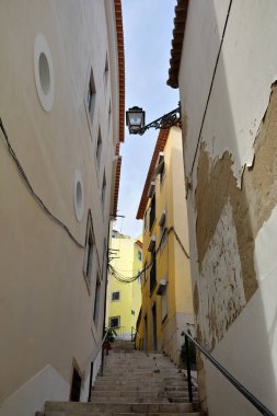 Renkli sokak kesiminde Alfama Mahallesi, eski pitoresk Lizbon, Portekiz başkenti