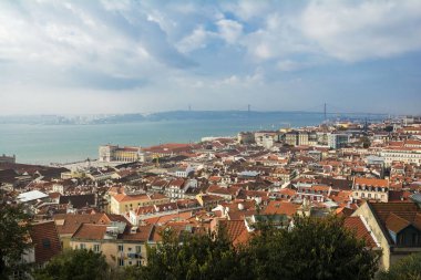 Lizbon yukarıdan: Castelo de Baixa bölgesine ve Rio Tejo (River Tagus) Sao Jorge görüntülemek