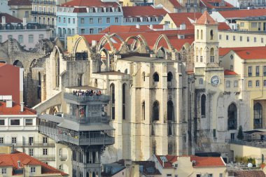 Lizbon yukarıdan: görünümü ile Santa Justa Carmo Asansör ve Convento da Ordem olarak da adlandırılır kaldırın, Baixa bölgesinin Carmo, tarihi kilise yapmak. Castelo de Sao Jorge göster.
