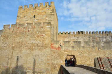Lisbon, Portekiz - 1 Kasım 2017. Sao Jorge (St. George) Kalesi giriş Lizbon, Portekiz. 