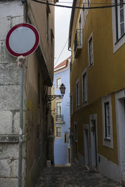 リスボン ポルトガル 2017 ポルトガルの首都 リスボンのアルファマ地区 古い美しい部分でカラフルな通り — ストック写真