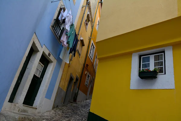 ポルトガルの首都 リスボンのアルファマ地区 古い美しい部分でカラフルな通り — ストック写真