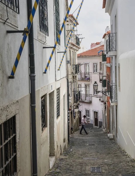 リスボン ポルトガル 2017 ポルトガルの首都 リスボンのアルファマ地区 古い美しい部分でカラフルな通り — ストック写真