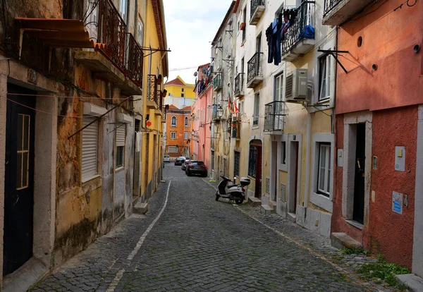 葡萄牙里斯本 2017年11月1日 五颜六色的街道在阿尔法马区 葡萄牙首都里斯本的老风景如画的一部分 — 图库照片