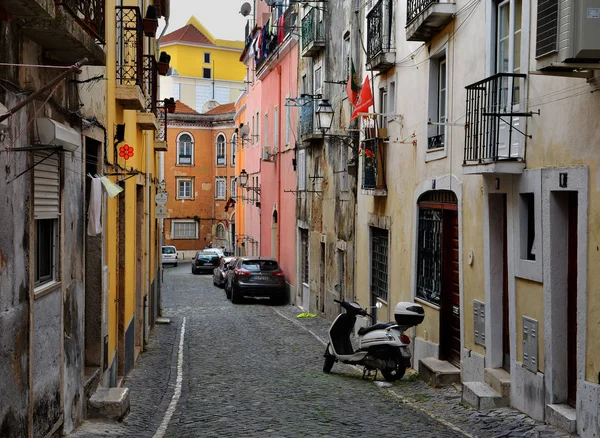 Lisboa Portugal Novembro 2017 Rua Colorida Bairro Alfama Parte Antiga — Fotografia de Stock