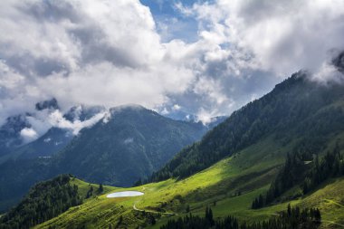 Güzel manzara Wildseeloder ev ve Wildsee Gölü, tarihi ve doğa rezerv yer Alps, Fieberbrunn, Avusturya için iki saat izinde. Pat yollar, yeşil çim ve çam ağaçları. 