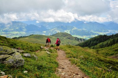 Fieberbrunn, Avusturya - 30 Ağustos 2016. Wildseeloder ev ve Wildsee göl, Alpler, Fieberbrunn, Avusturya tarihi ve doğa rezerv yer iki saatlik yolda yürüyüş Turistler