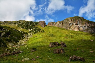Güzel manzara Wildseeloder ev ve Wildsee Gölü, tarihi ve doğa rezerv yer Alps, Fieberbrunn, Avusturya için iki saat izinde. Pat yollar, yeşil çim ve çam ağaçları. 