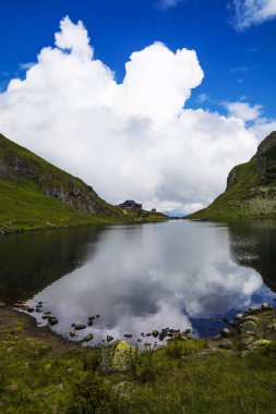 Wildsee Gölü (Wildseelodersee) ve Wildseeloderhaus, dağ sığınma kulübe Fieberbrunn Kitzbuhel Alps, Tirol, Avusturya için yukarıda güzel manzara