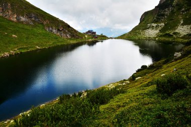 Wildsee Gölü (Wildseelodersee) ve Wildseeloderhaus, dağ sığınma kulübe Fieberbrunn Kitzbuhel Alps, Tirol, Avusturya için yukarıda güzel manzara