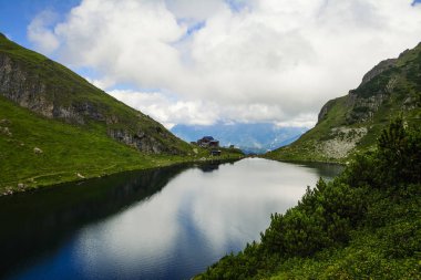 Wildsee Gölü (Wildseelodersee) ve Wildseeloderhaus, dağ sığınma kulübe Fieberbrunn Kitzbuhel Alps, Tirol, Avusturya için yukarıda güzel manzara