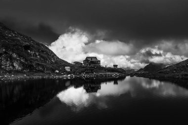 Güzel manzara ile Wildsee Gölü (Wildseelodersee) ve Wildseeloderhaus, dağ sığınma kulübe Fieberbrunn Kitzbuhel Alps, Tirol, Avusturya için yukarıda. Yaratıcı siyah beyaz resim.