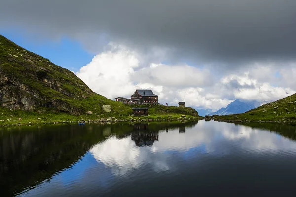 Пейзаж Озером Уайлдзее Wildbeodersee Хижиной Уайлдфеодерзее Wildbeoderze Хижиной Беженцев Горах — стоковое фото