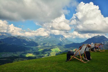 Larchfilzkogel, Fieberbrunn, Avusturya - 30 Ağustos 2016. Güzel görünümünden Larchfilzkogelof gondol Asansör istasyonu, tabiatı Fieberbrunn, Avusturya Alpleri'nde Henne dağ ve Salon Sandalyeler