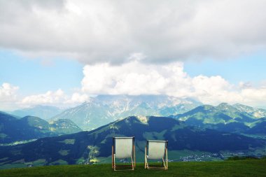 Henne dağ Avusturya Alplerinde ve iki şezlong Larchfilzkogelof gondol, güzel görünümünden Asansör istasyonu doğa rezerv yer Alpleri'nde, Fieberbrunn, Avusturya