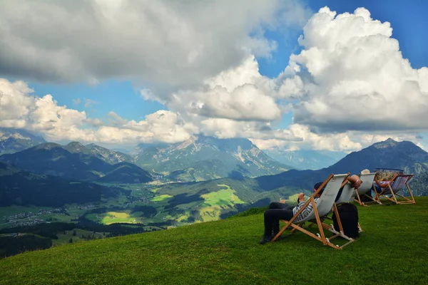 Larchfilzkogel Fieberbrunn Áustria Agosto 2016 Bela Vista Montanha Henne Espreguiçadeiras — Fotografia de Stock