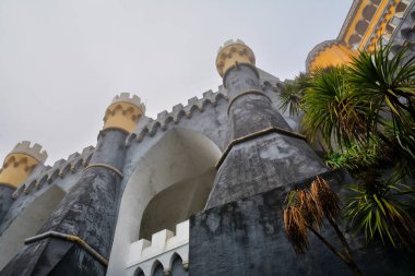 Sintra, Portekiz - 4 Kasım 2017. Pena Sarayı, Sintra, Portekiz, sisli bir sonbahar günü romantik kalede. Yakın çekim. 