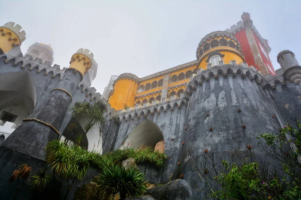 Sintra, Portekiz - 4 Kasım 2017. Pena Sarayı, Sintra, Portekiz, sisli bir sonbahar günü kalede romantik gelen turist 