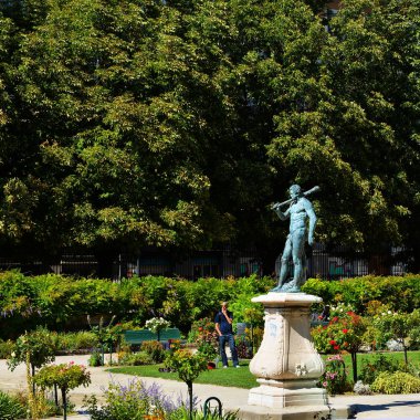 Güzel parktaki insan heykeli