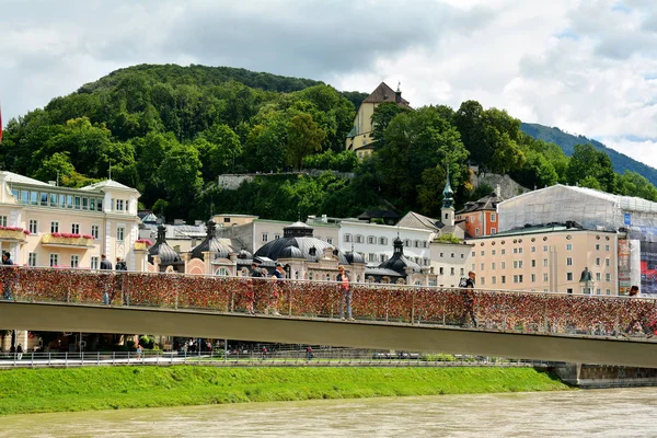 奥地利萨尔茨堡 2017年7月25日 爱锁在马卡尔采特桥在萨尔茨堡萨尔扎克河 奥地利 — 图库照片