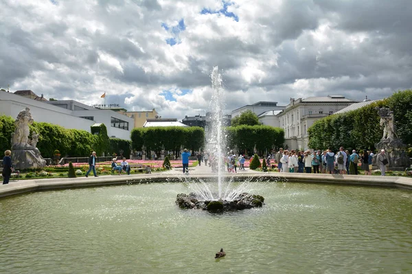 Salzburg Österreich Juli 2017 Brunnen Berühmten Mirabellgarten Mit Der Alten — Stockfoto