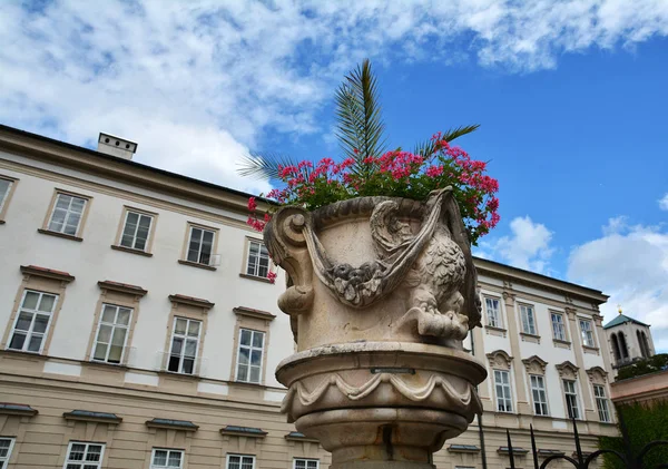 奥地利萨尔茨堡著名的米拉贝尔花园和宫殿的雕塑细节 — 图库照片