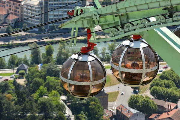Grenoble Francja Lipca 2017 Bubbles Gondola Przegubowe Linowej Biorąc Pasażerów — Zdjęcie stockowe