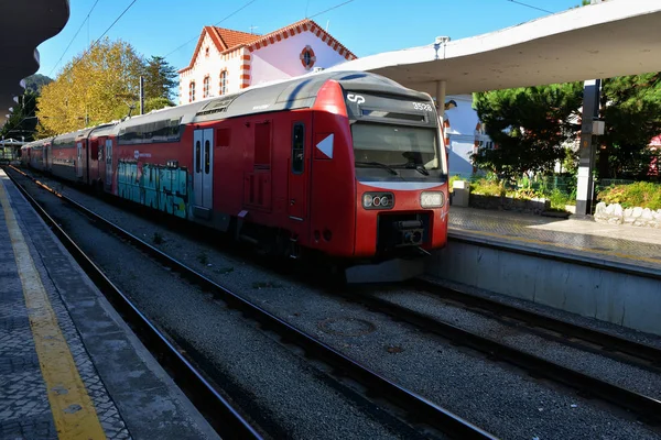 Lizbon Portekiz Ekim 2017 Rossio Tren Stasyonu Nda Kırmızı Tren — Stok fotoğraf