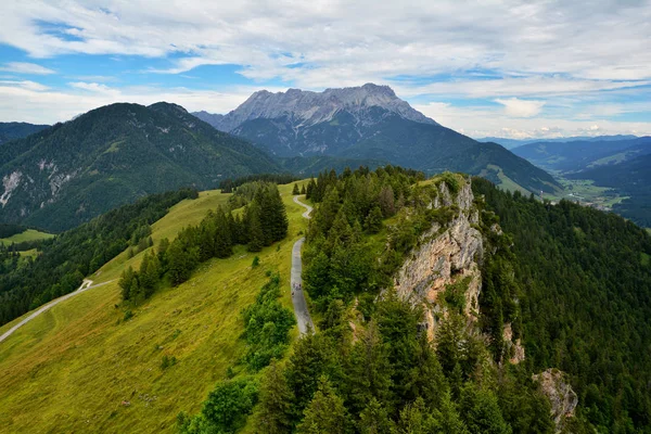 サンクト ウルリッヒのヤコブスクロイツ十字架から見たブーヘンシュタイン山 オーストリア — ストック写真