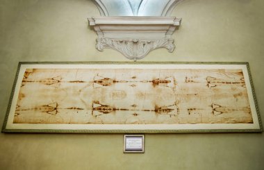 Torino, İtalya - 31 Aralık 2015: San Lorenzo Kraliyet Kilisesi İçi Torino İtalya 'daki kutsal kefenin bir kopyasıyla dolu. Sacra sindonunun Nasıralı İsa 'nın kefeni olduğuna inanılır..