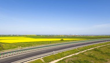 İlkbaharda Romen kırsal yolu 
