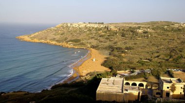 Gozo Adası, Malta Adası, Avrupa - 5 Kasım 2015. Gozo Adası'ndaki kumlu plaj. Calypso Mağarası'ndan manzara.