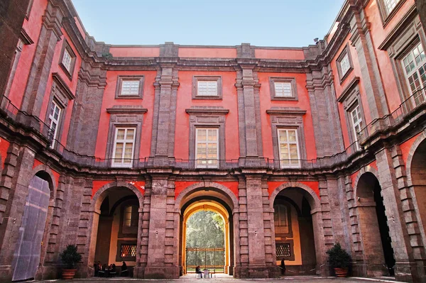 Napoli, İtalya - 12 Kasım 2015.Capodimonte Müzesi, Sanat hazineleri ile en önemli İtalyan müzelerinden biri olan Capodimonte Bourbon Sarayı'nda bulunan - Napoli kiliselerinden gelen resimler