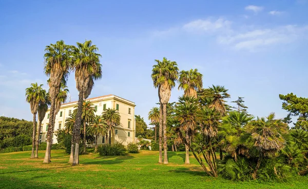 Napoli, İtalya - 12 Kasım 2015. Capodimonte Parkı, Napoli'deki ünlü eski yer.