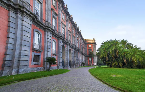 Napoli, İtalya - 12 Kasım 2015.Capodimonte Müzesi, Sanat hazineleri ile en önemli İtalyan müzelerinden biri olan Capodimonte Bourbon Sarayı'nda bulunan - Napoli kiliselerinden gelen resimler