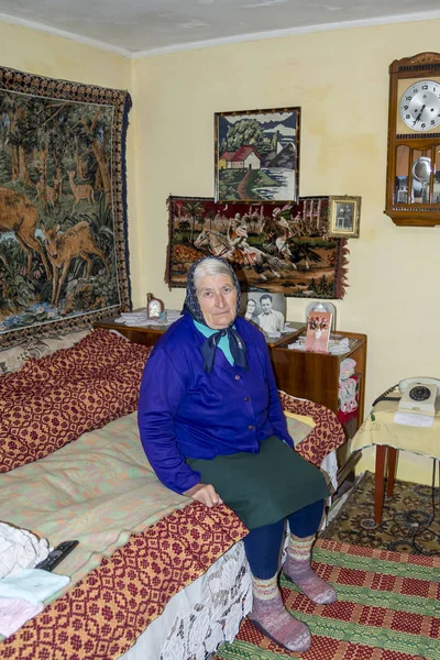 Wnętrze Starego Rumuńskiego Domu Kobietą Siedzącą Łóżku — Zdjęcie stockowe