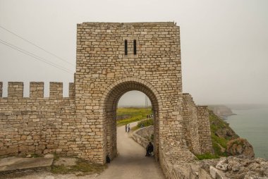Kaliakra, Bulgaristan, Avrupa - 1 Mayıs 2015. Orta Çağ'dan kalma Kaliakra Burnu kalesi ,Karadeniz Kıyısındaki uzun ve dar kara. 
