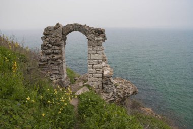Kaliakra, Bulgaristan, Avrupa - 1 Mayıs 2015. Orta Çağ'dan kalma Kaliakra Burnu kalesi ,Karadeniz Kıyısındaki uzun ve dar kara. 