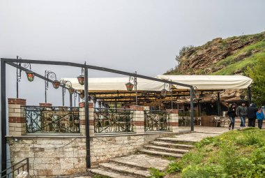 Kaliakra Cape, Bulgaristan - 1 Mayıs 2015. Kaliakra Cape, Karadeniz'de uzun ve dar Bulgar manşet açık Restoran yiyecek ve içecekler. 